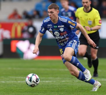Elias Havel von der TSV Hartberg mit Ball am Fuß