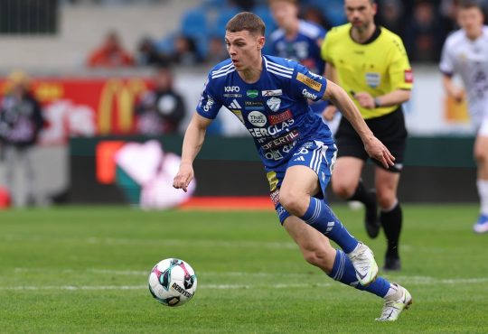 Elias Havel von der TSV Hartberg mit Ball am Fuß