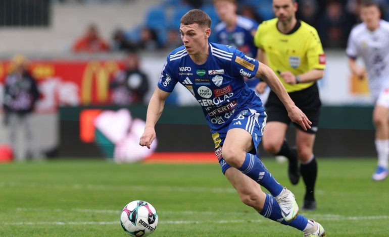 Elias Havel von der TSV Hartberg mit Ball am Fuß