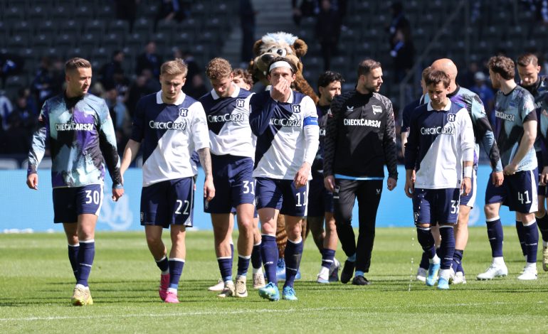 Spieler von Hertha BSC nach der Partie gegen Holstein Kiel