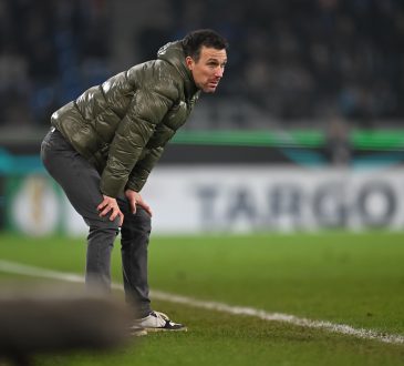 Trainer vom Karlsruher SC Christian Eichner coacht seine Mannschaft
