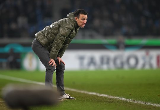 Trainer vom Karlsruher SC Christian Eichner coacht seine Mannschaft