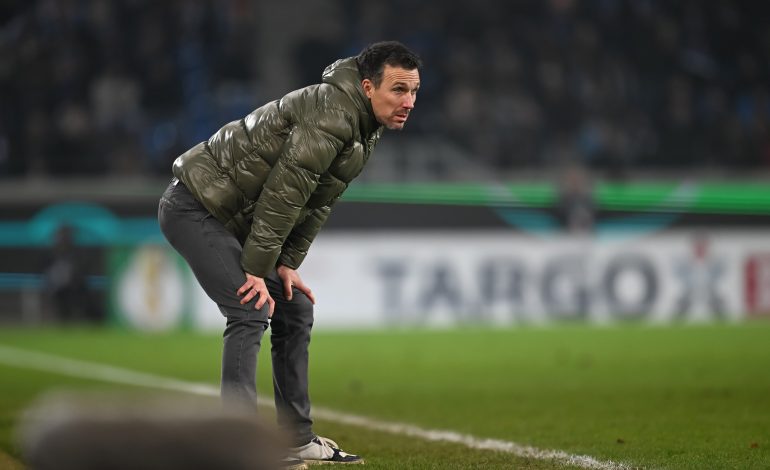 Trainer vom Karlsruher SC Christian Eichner coacht seine Mannschaft