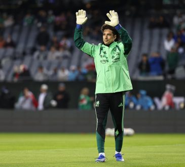 Guillermo Ochoa winkt