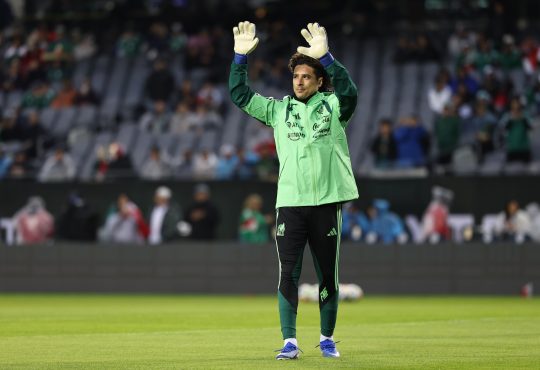 Guillermo Ochoa winkt