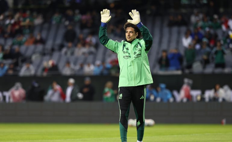 Guillermo Ochoa winkt