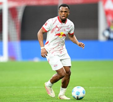 Loïs Openda von RB Leipzig am Ball beim Spiel gegen den FC Bayern München in der Bundesliga
