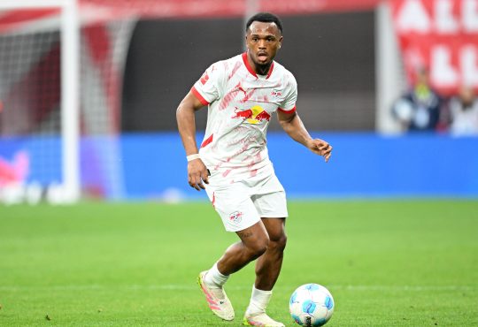 Loïs Openda von RB Leipzig am Ball beim Spiel gegen den FC Bayern München in der Bundesliga