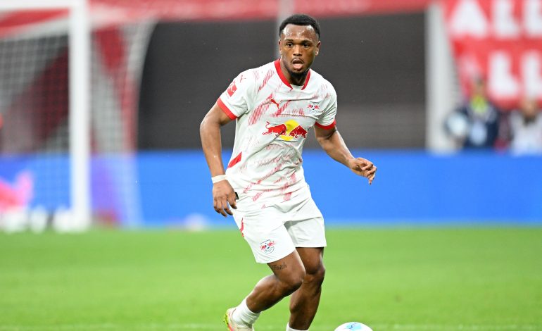 Loïs Openda von RB Leipzig am Ball beim Spiel gegen den FC Bayern München in der Bundesliga