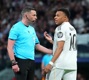 Michael Oliver / Kylian Mbappe