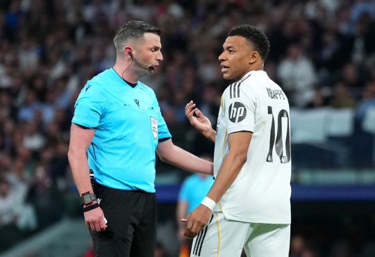 Michael Oliver / Kylian Mbappe