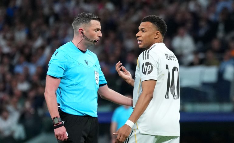Michael Oliver / Kylian Mbappe