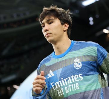 Gonzalo Garcia im Aufwärmtrikot von Real Madrid