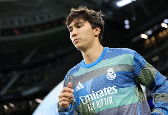 Gonzalo Garcia im Aufwärmtrikot von Real Madrid