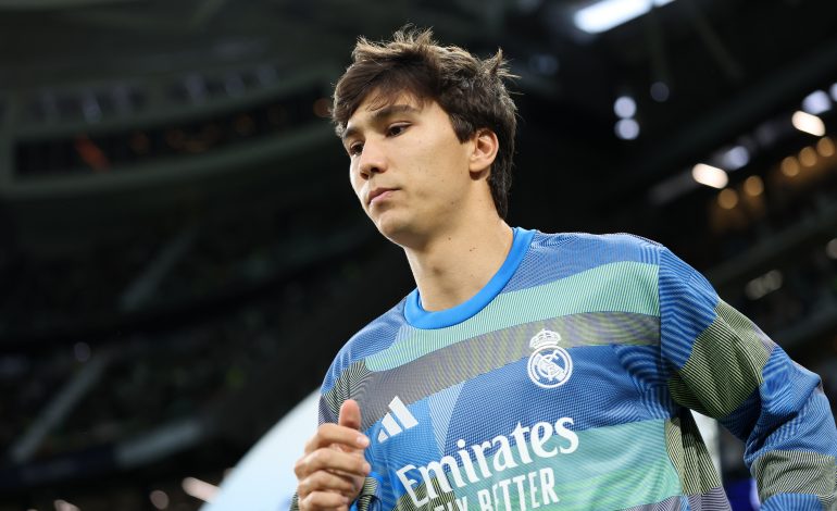 Gonzalo Garcia im Aufwärmtrikot von Real Madrid