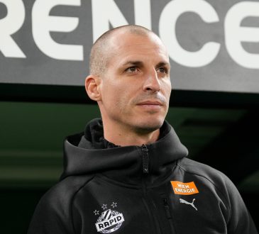 Stefan Kulovits an der Seitenlinie