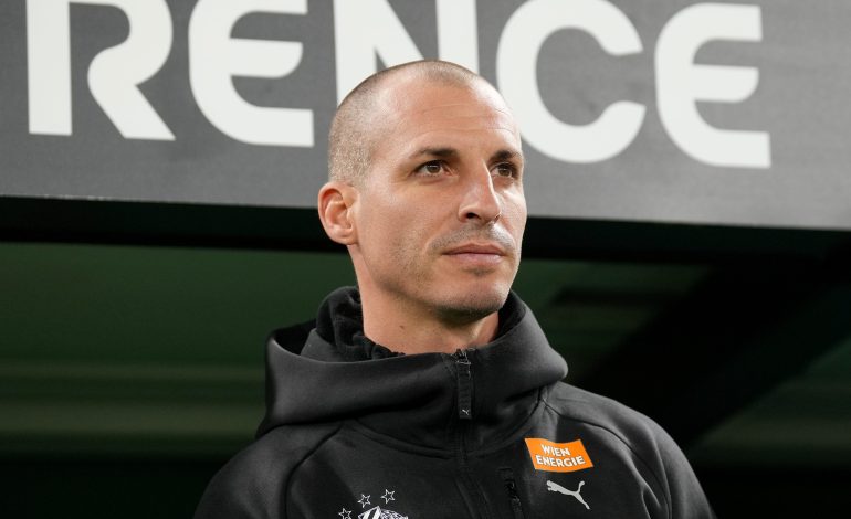 Stefan Kulovits an der Seitenlinie