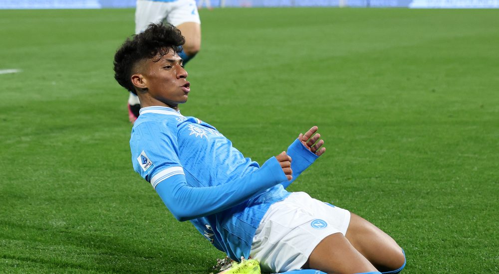 Alisson Santos rutscht auf den Knien im Heimtrikot der SSC Neapel, um sein Tor gegen die Roma zu feiern.