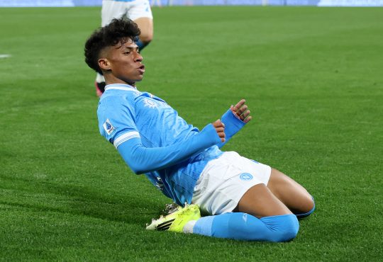 Alisson Santos rutscht auf den Knien im Heimtrikot der SSC Neapel, um sein Tor gegen die Roma zu feiern.