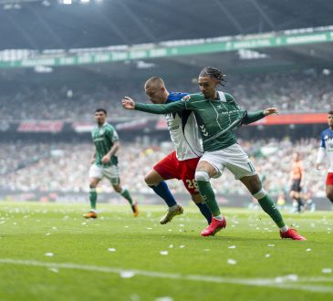BREMEN, GERMANY - APRIL 18: Justin Njinmah of SV Werder Bremen is challenged by Miro Muheim of Hamburger SV during the Bundesliga match between SV Werder Bremen and Hamburger SV at Weserstadion on April 18, 2026 in Bremen, Germany. (Photo by Fabio Deinert/Getty Images)