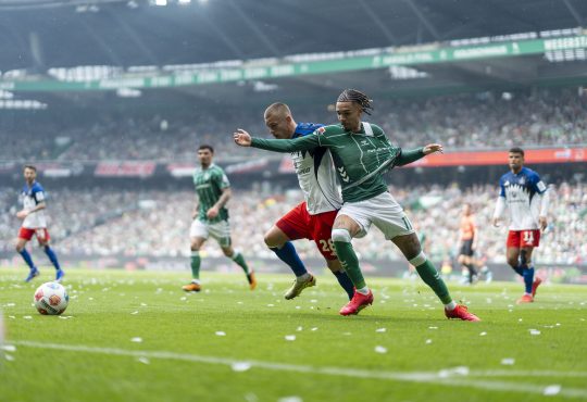 BREMEN, GERMANY - APRIL 18: Justin Njinmah of SV Werder Bremen is challenged by Miro Muheim of Hamburger SV during the Bundesliga match between SV Werder Bremen and Hamburger SV at Weserstadion on April 18, 2026 in Bremen, Germany. (Photo by Fabio Deinert/Getty Images)