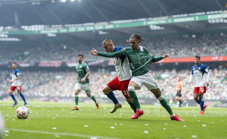 BREMEN, GERMANY - APRIL 18: Justin Njinmah of SV Werder Bremen is challenged by Miro Muheim of Hamburger SV during the Bundesliga match between SV Werder Bremen and Hamburger SV at Weserstadion on April 18, 2026 in Bremen, Germany. (Photo by Fabio Deinert/Getty Images)
