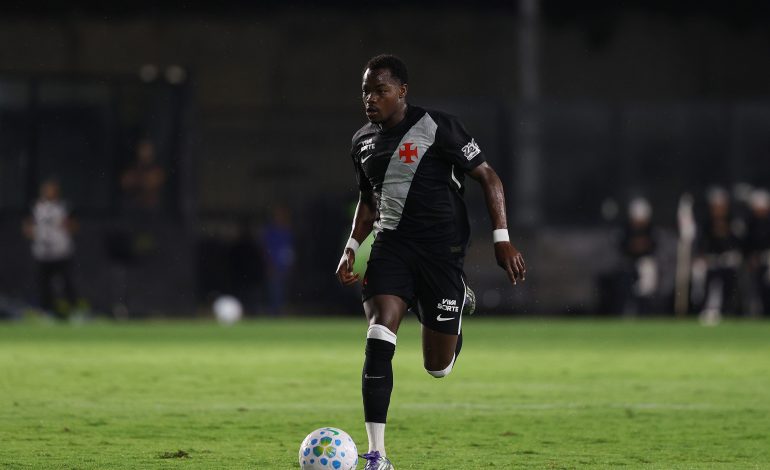 Andres Gomez von Vasco da Gama am Ball