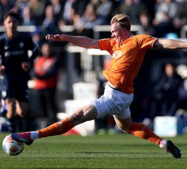 Isac Lidberg holt zu einem Schuss aus.