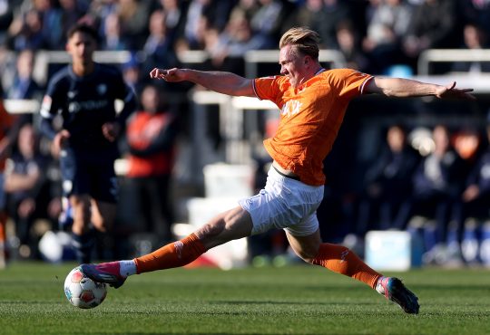 Isac Lidberg holt zu einem Schuss aus.