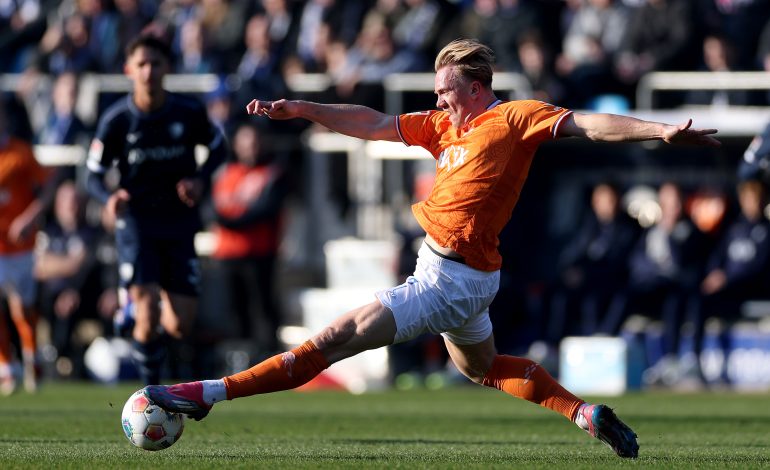 Isac Lidberg holt zu einem Schuss aus.