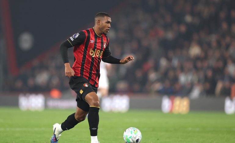 Rayan mit Ball am Fuß in einem Spiel für Bournemouth
