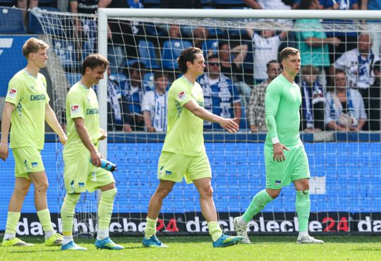 Luca Schuler, Michal Karbownik, Fabian Reese und Tjark Ernst (Hertha BSC) beim Spiel gegen 1. FC Magdeburg