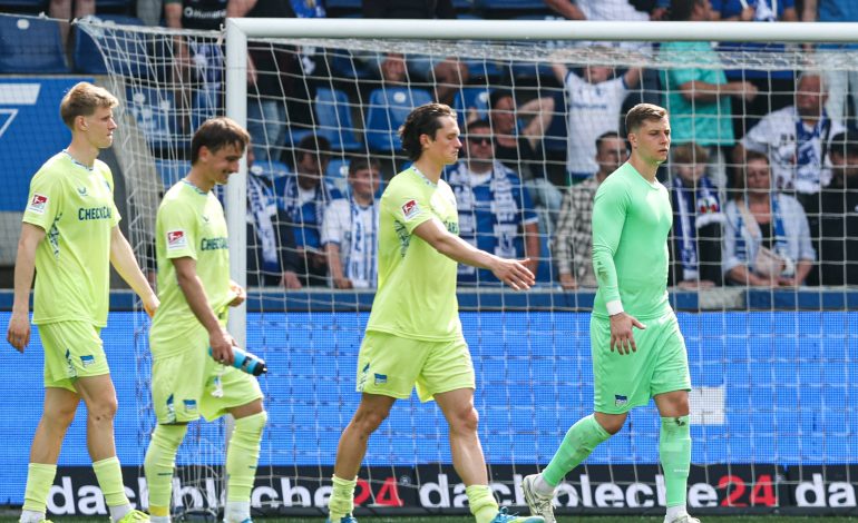 Luca Schuler, Michal Karbownik, Fabian Reese und Tjark Ernst (Hertha BSC) beim Spiel gegen 1. FC Magdeburg