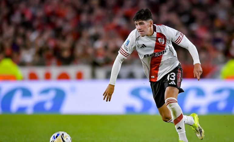 Lautaro Rivero am Ball für River Plate